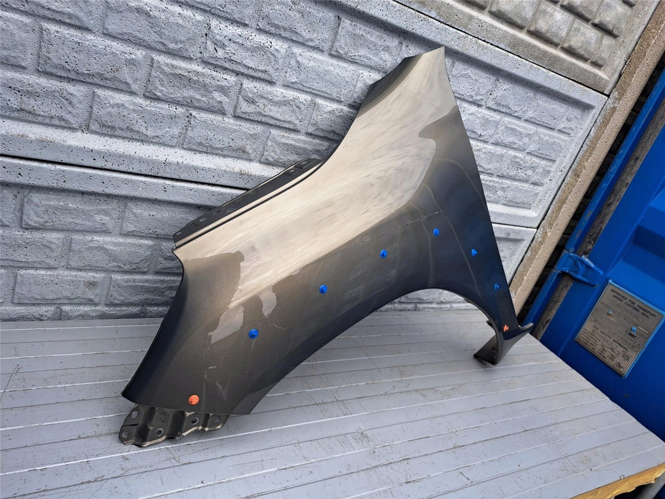 TOYOTA HILUX 15- BŁOTNIK PRZEDNI LEWY ORYGINAŁ (17399980317)