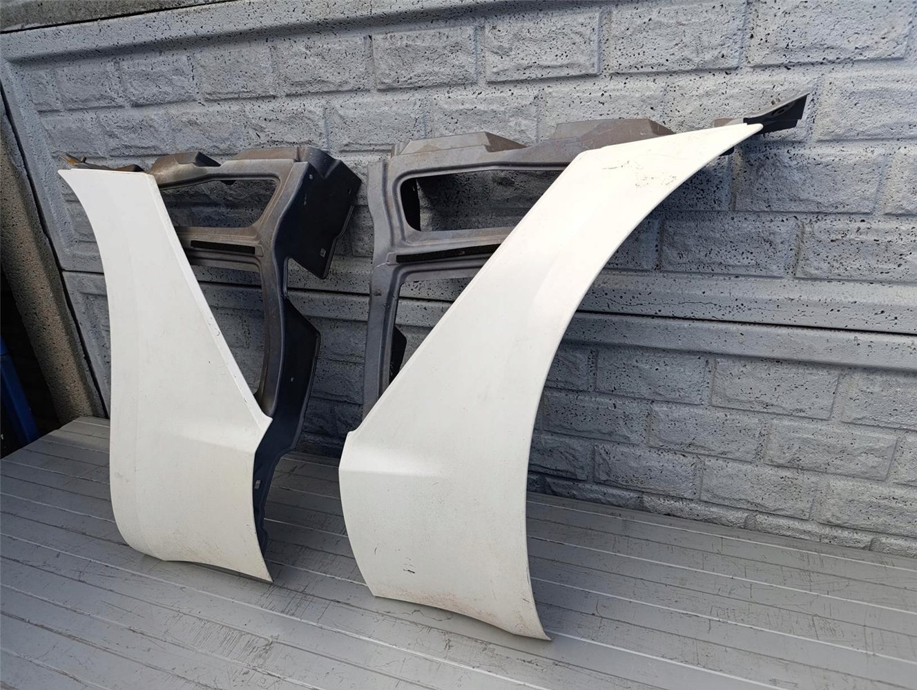 ASTON MARTIN DBX 20- BŁOTNIK PRZEDNI LEWY PRAWY DOLNY ORYGINAŁ (17440114509)