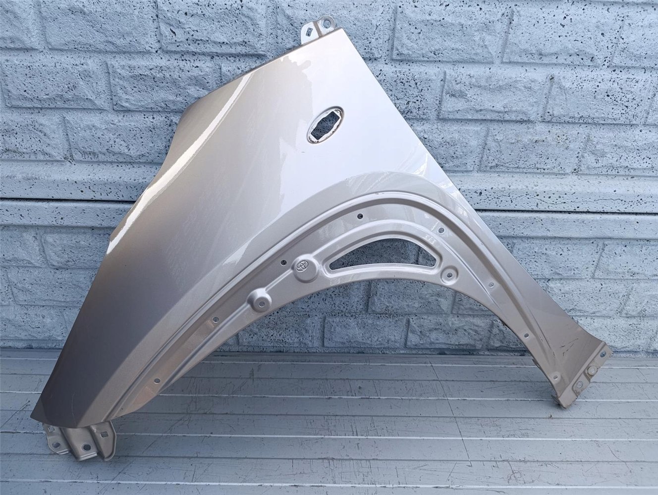 BŁOTNIK LEWY PRZÓD TOYOTA AYGO X 22-24 ORYGINAŁ (17440129012)