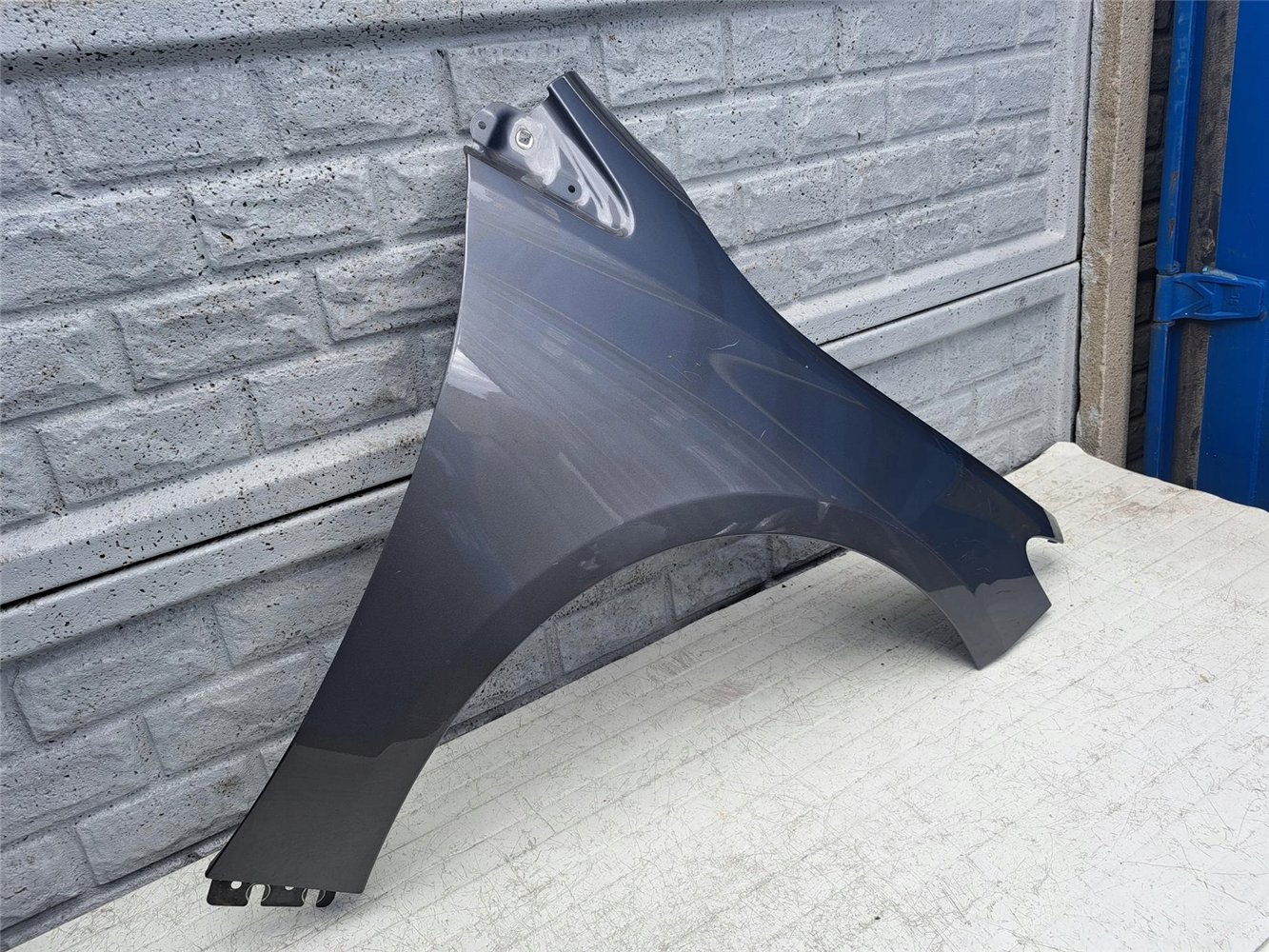 MERCEDES B-KLASA W247 W 247 BŁOTNIK PRAWY PRZEDNI ORYGINAŁ (17440179373)