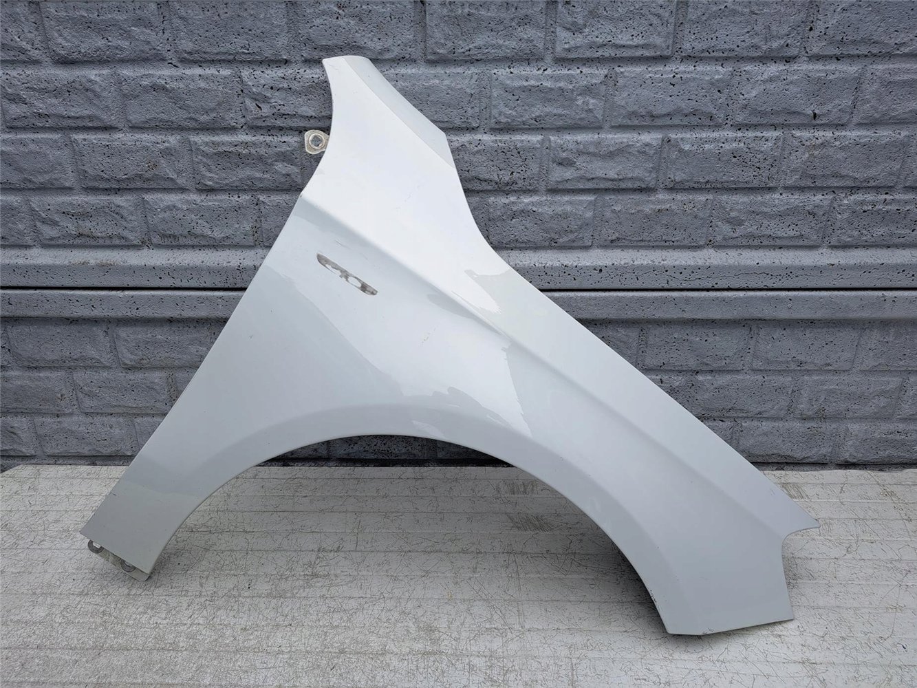 MERCEDES A-KLASA W176 12-19 BŁOTNIK PRAWY PRZEDNI ORYGINAŁ (17441523675)