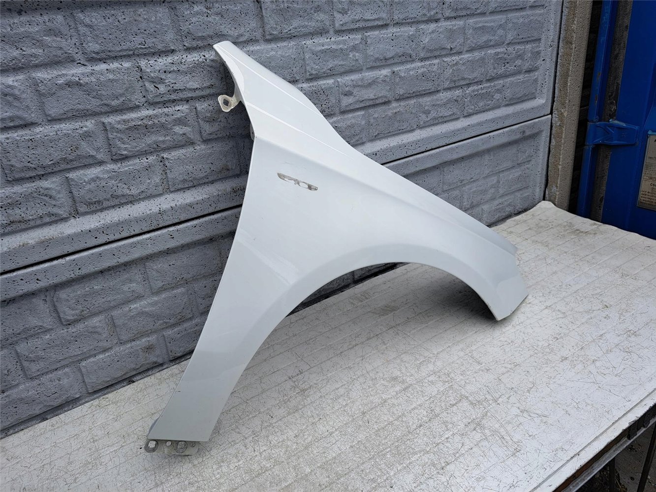 MERCEDES A-KLASA W176 12-19 BŁOTNIK PRAWY PRZEDNI ORYGINAŁ (17441523675)