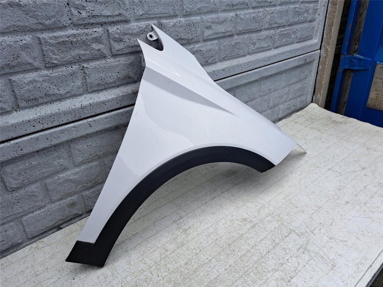 SEAT ARONA BŁOTNIK PRZEDNI PRAWY ORYGINAŁ (17441529819)