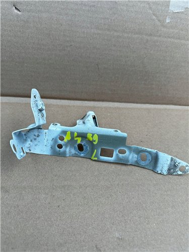 Ślizg uchwyt błotnika lewy AUDI A4 B9 ORYGINAŁ (17443979569)