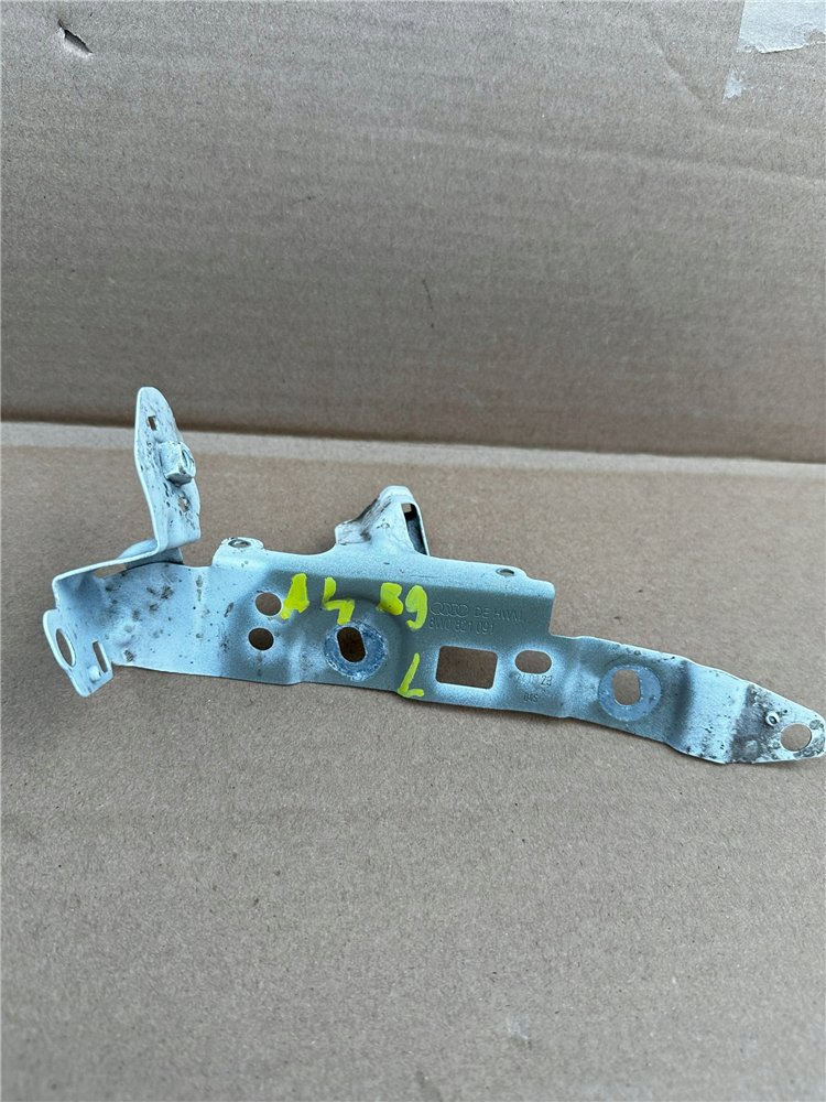 Ślizg uchwyt błotnika lewy AUDI A4 B9 ORYGINAŁ (17443979569)