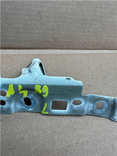 Ślizg uchwyt błotnika lewy AUDI A4 B9 ORYGINAŁ (17443979569)