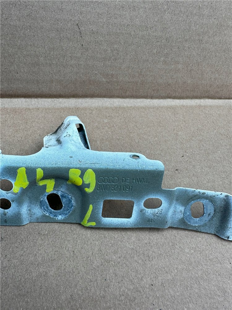 Ślizg uchwyt błotnika lewy AUDI A4 B9 ORYGINAŁ (17443979569)