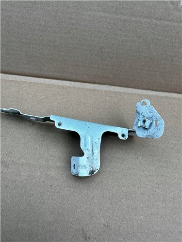 Ślizg uchwyt błotnika lewy AUDI A4 B9 ORYGINAŁ (17443979569)