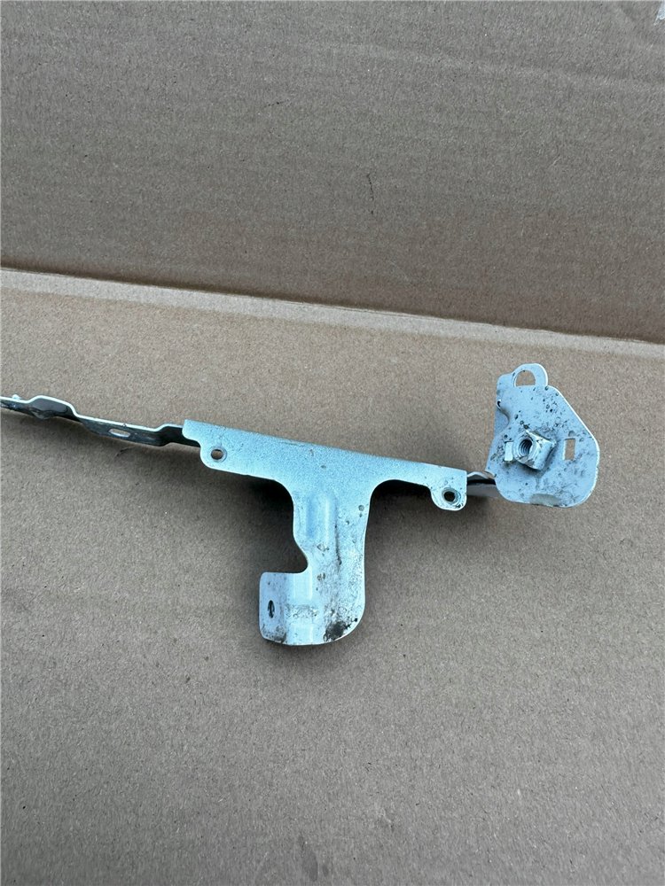 Ślizg uchwyt błotnika lewy AUDI A4 B9 ORYGINAŁ (17443979569)