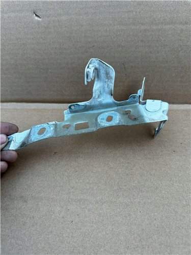 Ślizg uchwyt błotnika lewy AUDI A4 B9 ORYGINAŁ (17443979569)