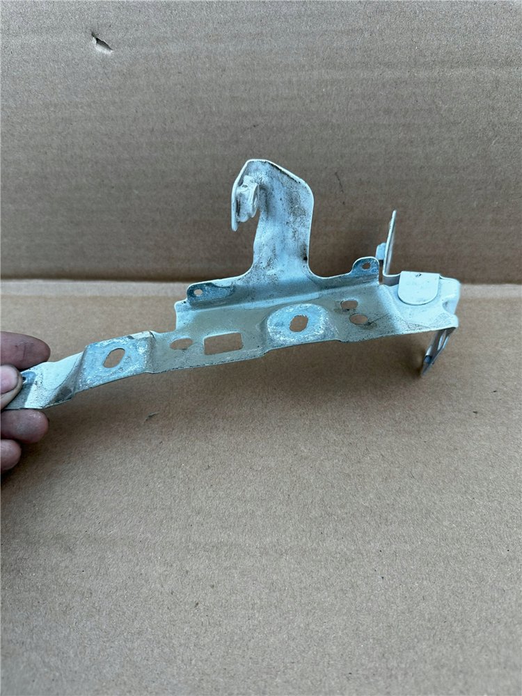 Ślizg uchwyt błotnika lewy AUDI A4 B9 ORYGINAŁ (17443979569)