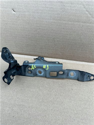 Ślizg uchwyt błotnika lewy AUDI A4 B9 ORYGINAŁ (17444030822)