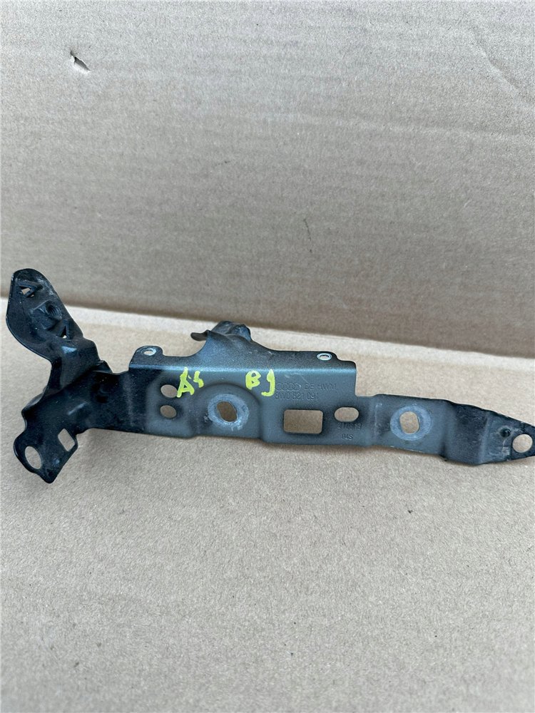 Ślizg uchwyt błotnika lewy AUDI A4 B9 ORYGINAŁ (17444030822)