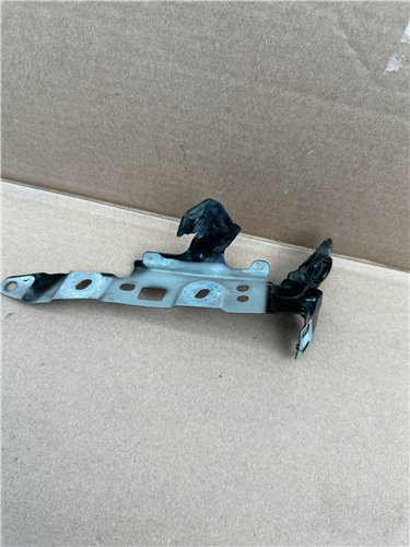 Ślizg uchwyt błotnika lewy AUDI A4 B9 ORYGINAŁ (17444030822)