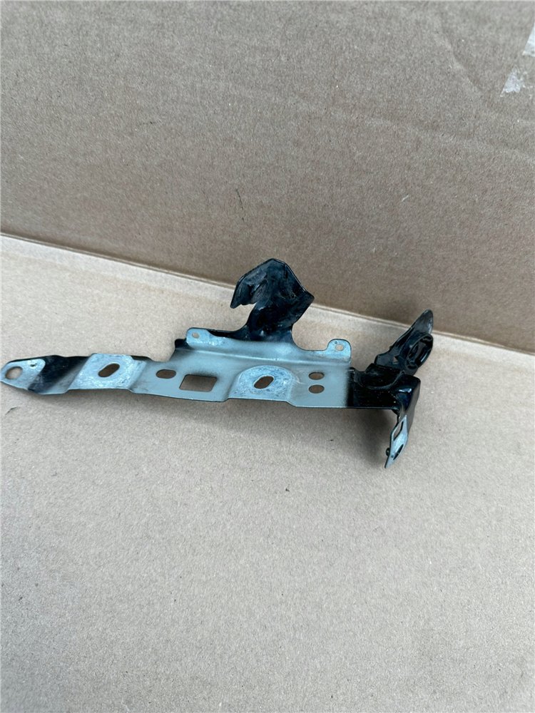 Ślizg uchwyt błotnika lewy AUDI A4 B9 ORYGINAŁ (17444030822)