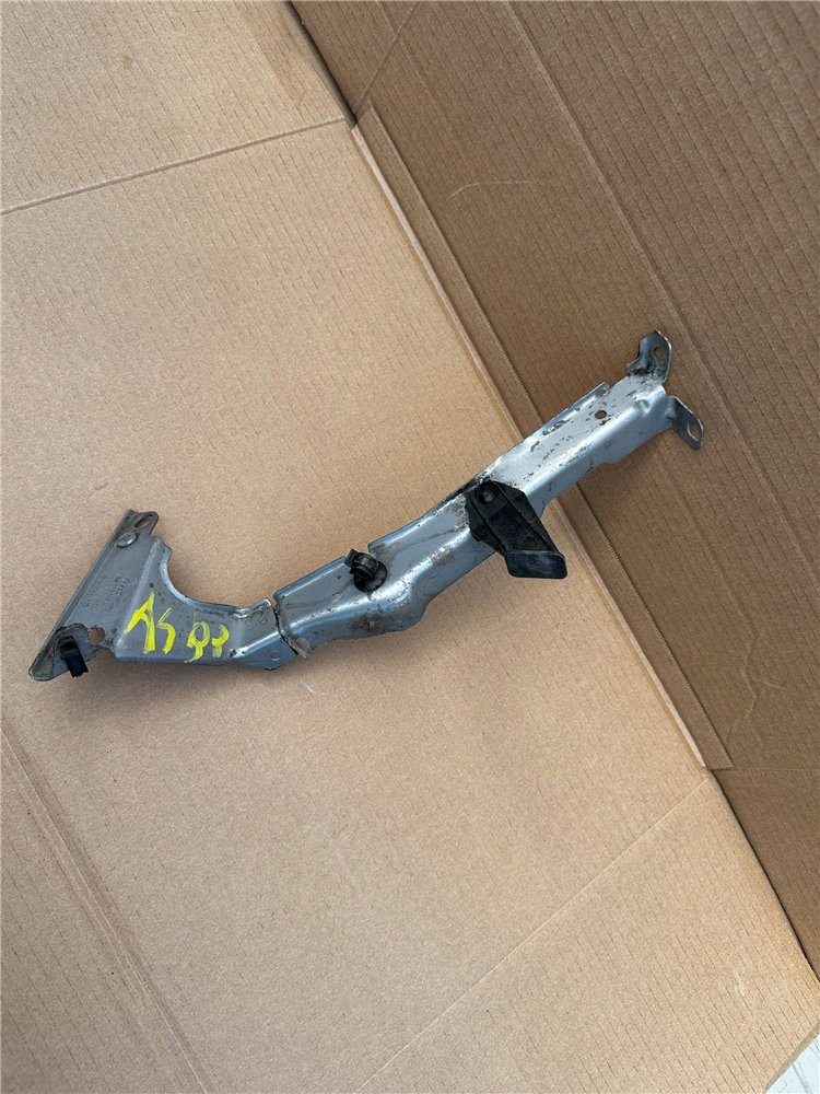 MOCOWANIE PODPORA UCHWYT BŁOTNIKA AUDI A4 B8 LEWA 8K0 821 135 ORYGINAŁ (17444188887)