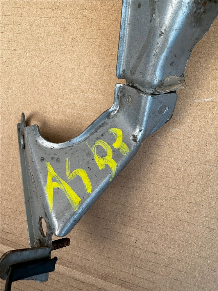 MOCOWANIE PODPORA UCHWYT BŁOTNIKA AUDI A4 B8 LEWA 8K0 821 135 ORYGINAŁ (17444188887)