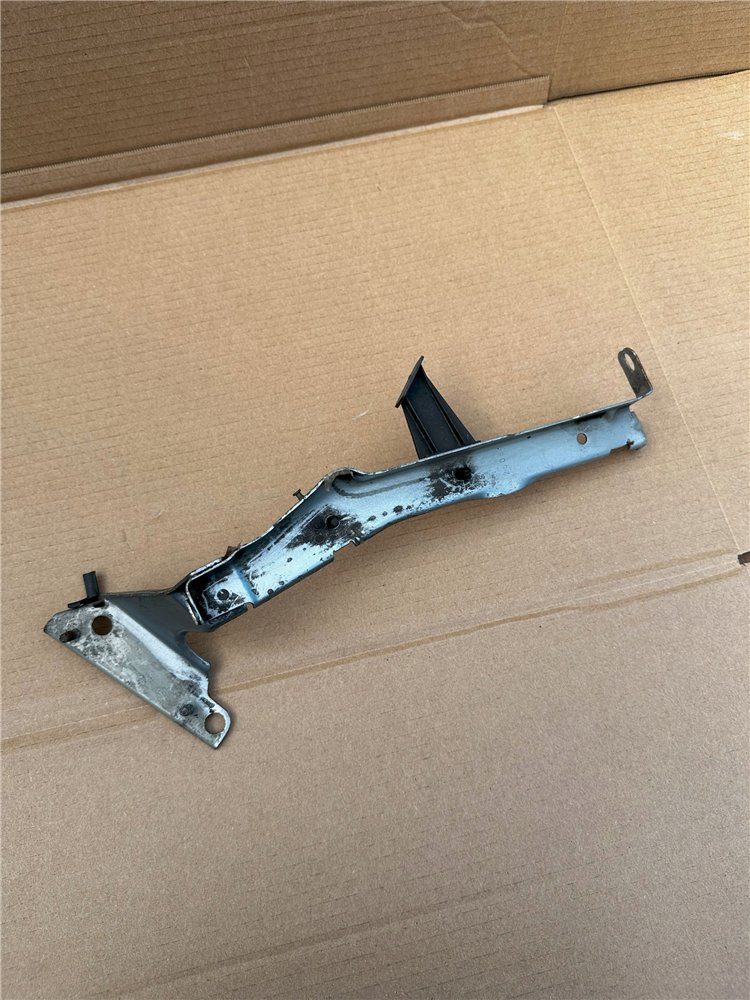 MOCOWANIE PODPORA UCHWYT BŁOTNIKA AUDI A4 B8 LEWA 8K0 821 135 ORYGINAŁ (17444188887)