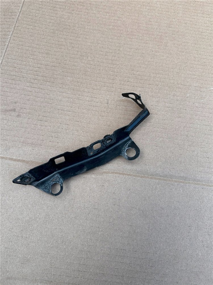 UCHWYT PODPORA BŁOTNIKA PRZÓD PRAWA AUDI A3 8V ASO ORYGINAŁ (17444203318)