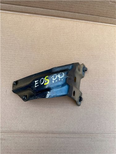 Uchwyt błotnika przedniego - - 1Q0 821 136 B - VW Eos - prawy ORYGINAŁ (17444216225)