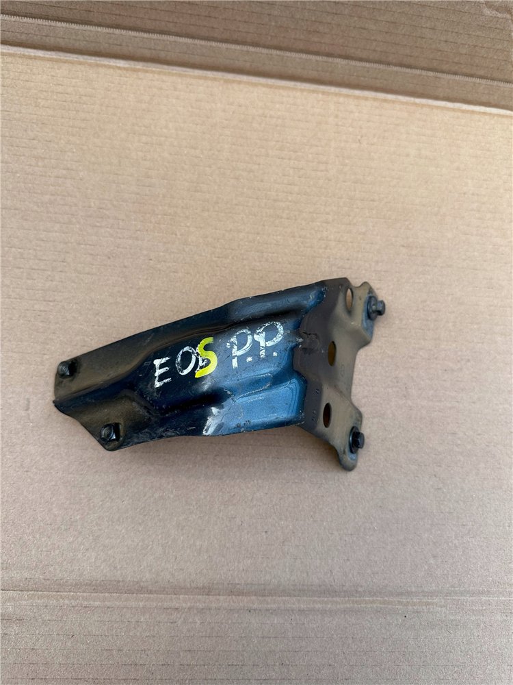 Uchwyt błotnika przedniego - - 1Q0 821 136 B - VW Eos - prawy ORYGINAŁ (17444216225)