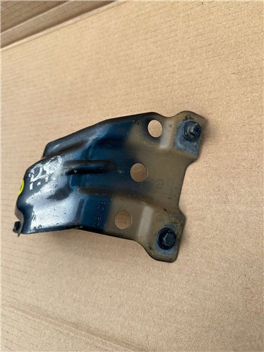 Uchwyt błotnika przedniego - - 1Q0 821 136 B - VW Eos - prawy ORYGINAŁ (17444216225)