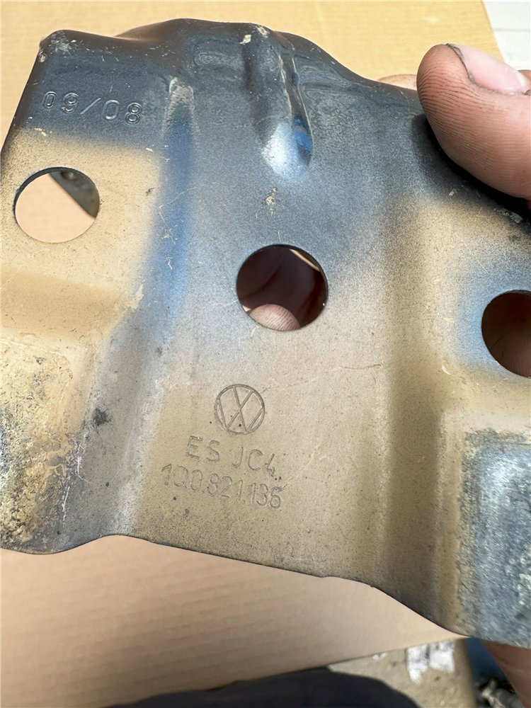 Uchwyt błotnika przedniego - - 1Q0 821 136 B - VW Eos - prawy ORYGINAŁ (17444216225)