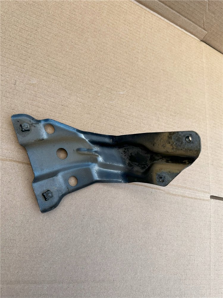 Uchwyt błotnika przedniego - - 1Q0 821 136 B - VW Eos - prawy ORYGINAŁ (17444216225)