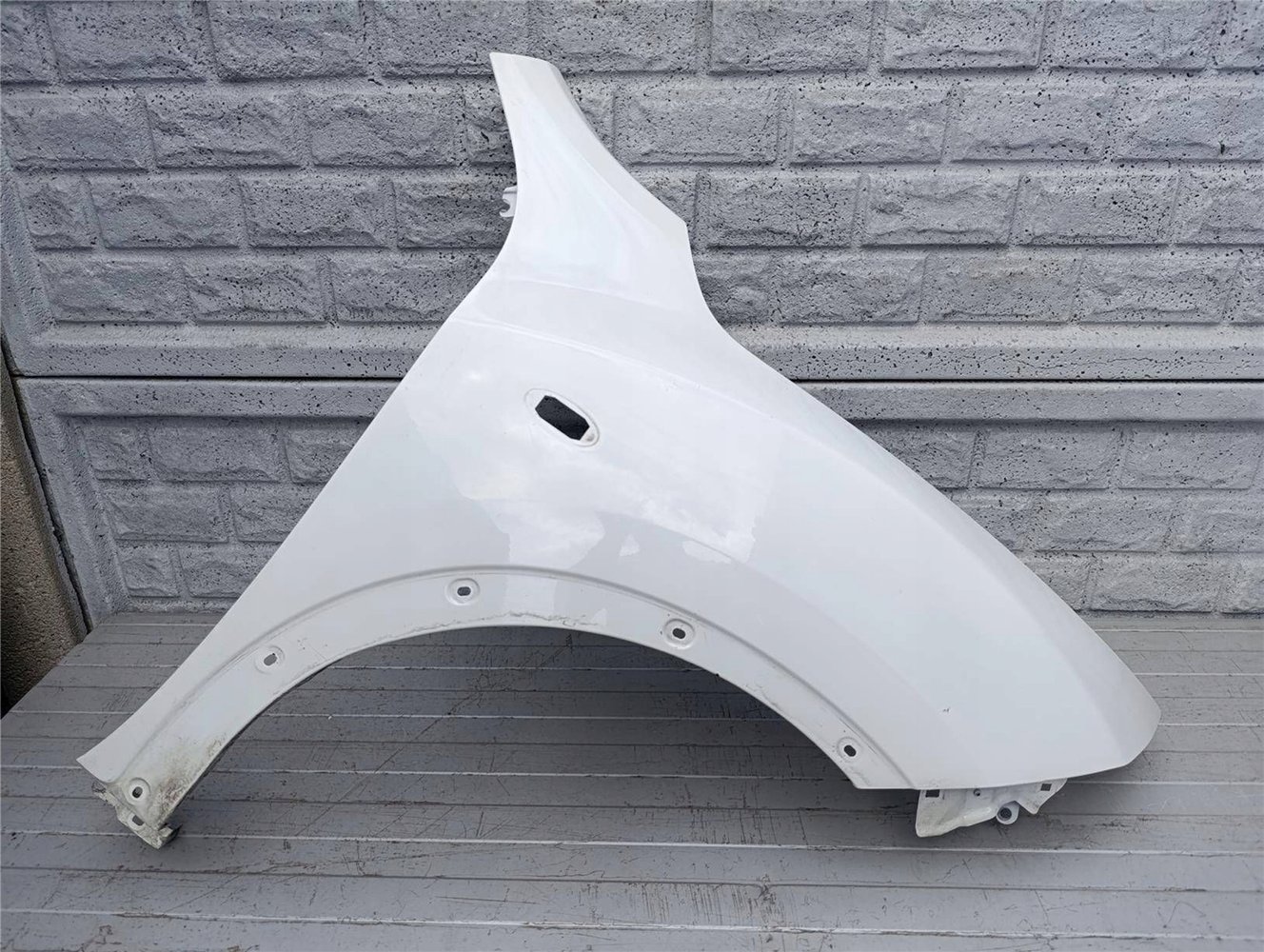 NISSAN JUKE 10-15 BŁOTNIK PRZEDNI PRAWY ORYGINAŁ (17447223599)