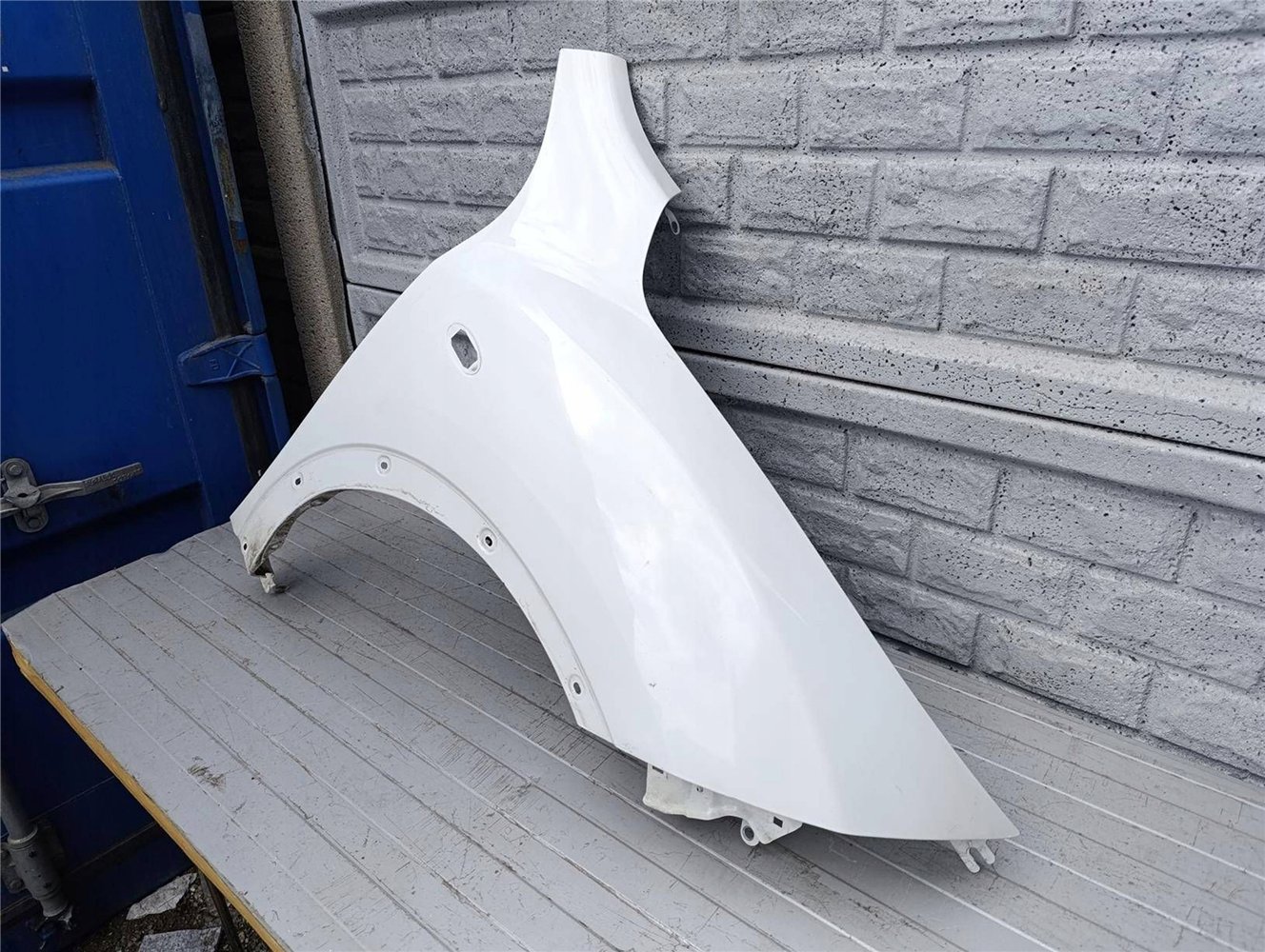 NISSAN JUKE 10-15 BŁOTNIK PRZEDNI PRAWY ORYGINAŁ (17447223599)