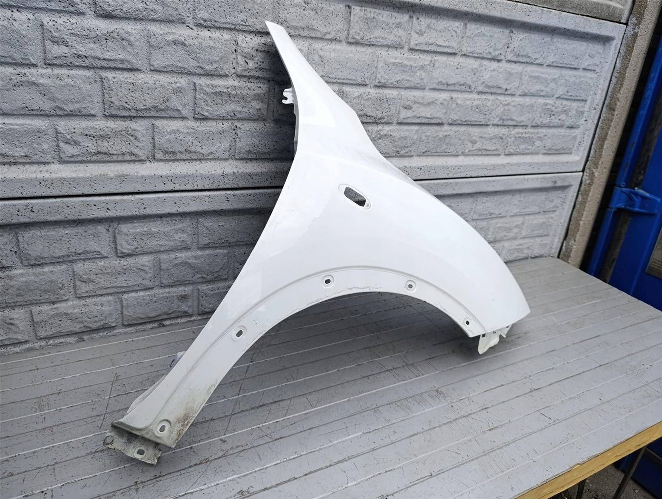 NISSAN JUKE 10-15 BŁOTNIK PRZEDNI PRAWY ORYGINAŁ (17447223599)