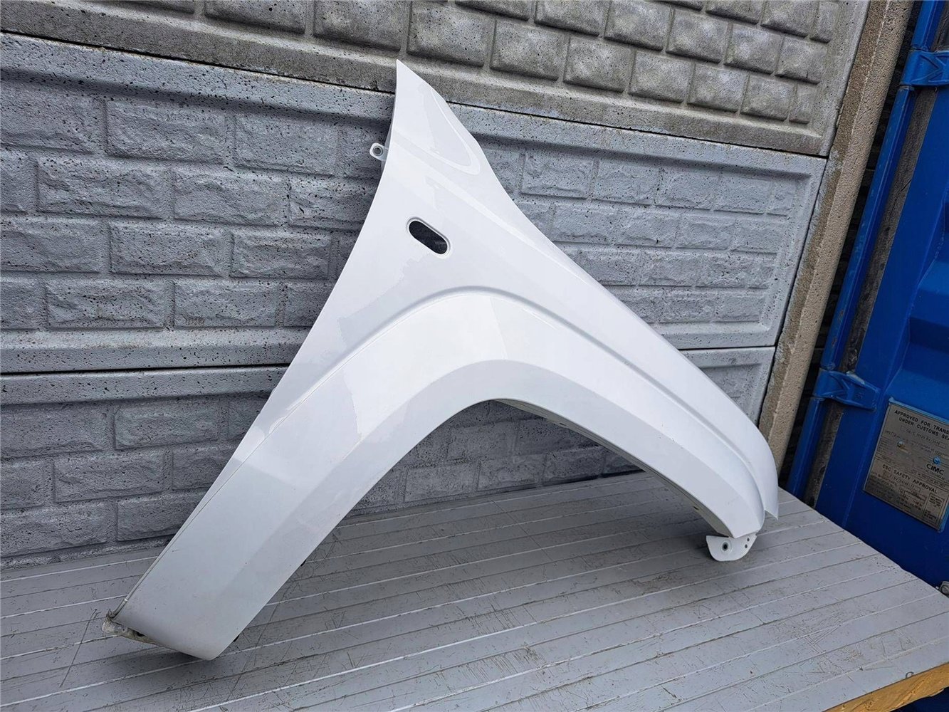 VW AMAROK 2H0 2016-2022 LIFT BŁOTNIK PRAWY PRZEDNI ORYGINAŁ (17450568404)