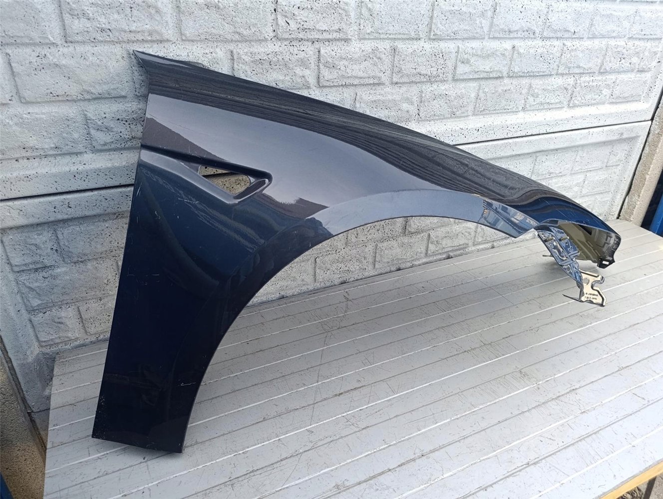 TESLA 3 III 2024- BŁOTNIK PRZEDNI PRAWY ORYGINAŁ (17484580276)