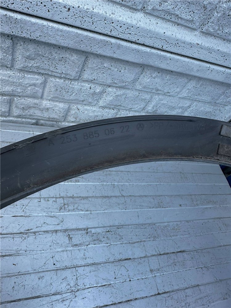 Mercedes-Benz GLC C253 2016 Listwa błotnika przedniego ORYGINAŁ (17484950317)