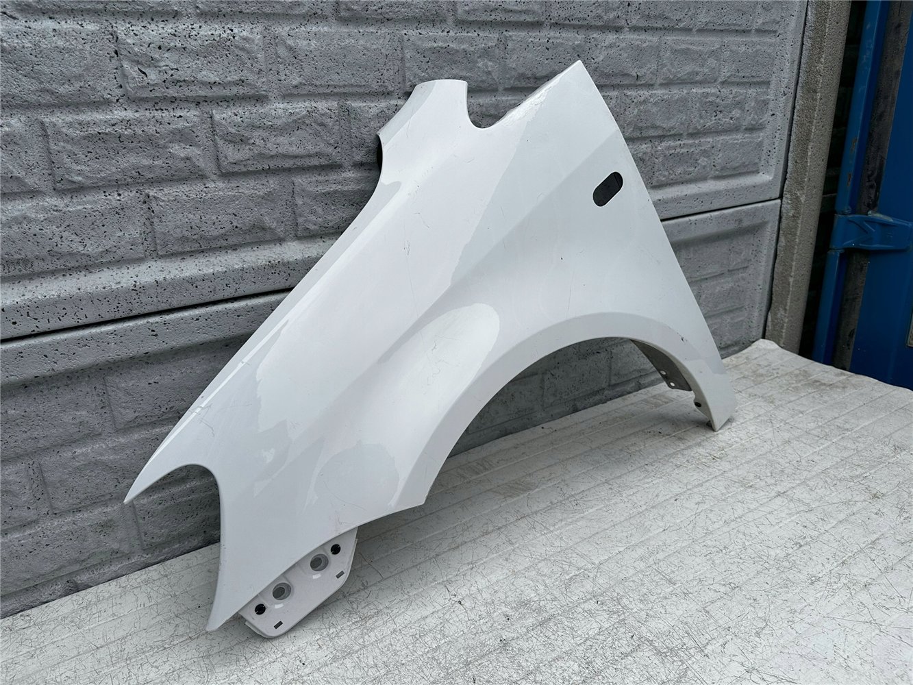 BŁOTNIK LEWY VW CADDY 2010 - 2015 ORYGINAŁ (17511717799)