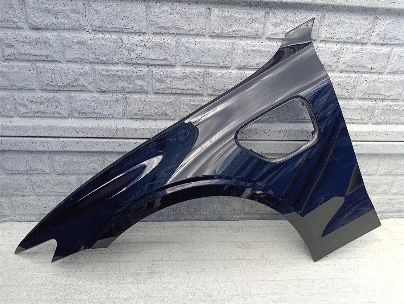 VOLVO V60 S60 18-24 HYBRID BŁOTNIK LEWY PRZEDNI ORYGINAŁ (17517611705)