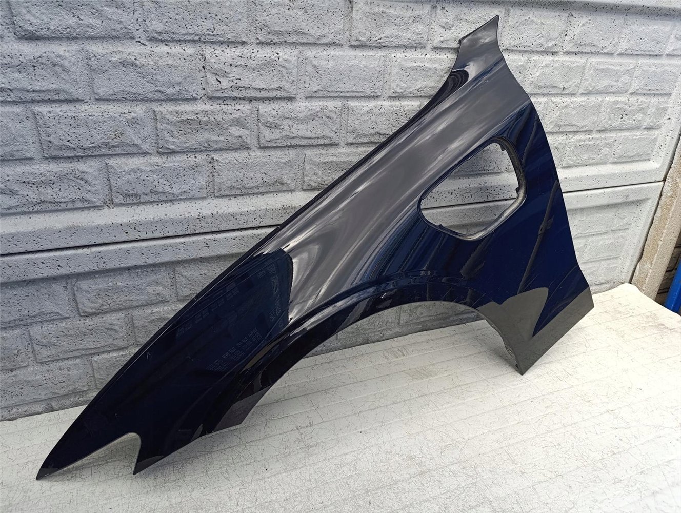 VOLVO V60 S60 18-24 HYBRID BŁOTNIK LEWY PRZEDNI ORYGINAŁ (17517611705)