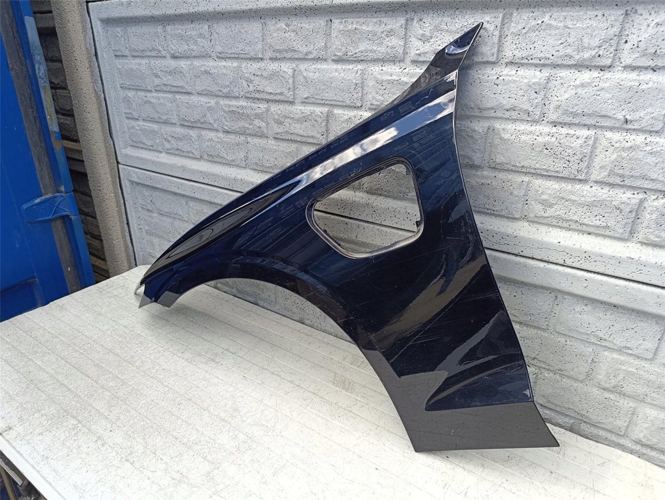 VOLVO V60 S60 18-24 HYBRID BŁOTNIK LEWY PRZEDNI ORYGINAŁ (17517611705)