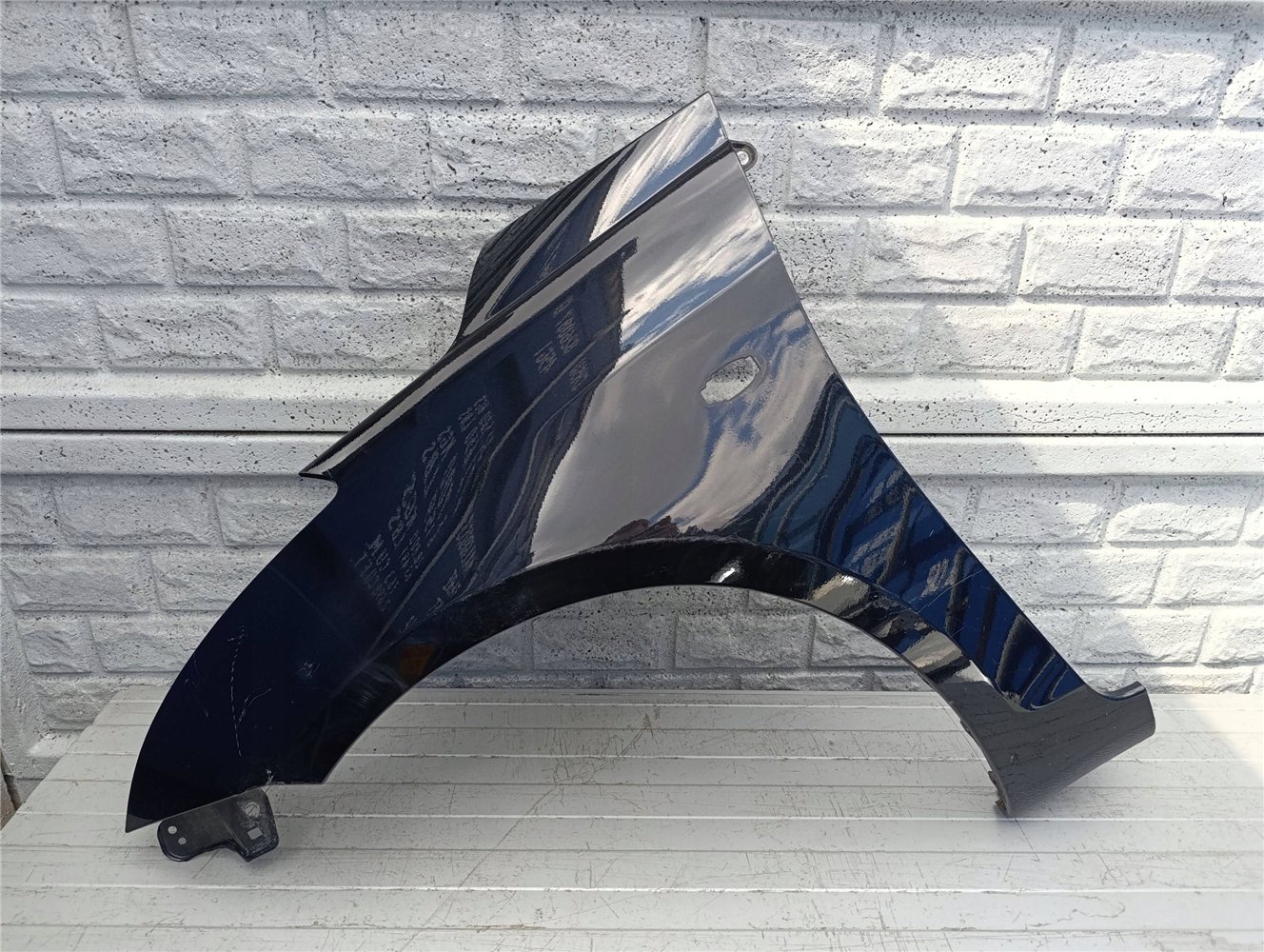 SUZUKI SWIFT Mk7 10-17 BŁOTNIK PRZEDNI LEWY ORYGINAŁ (17522936423)