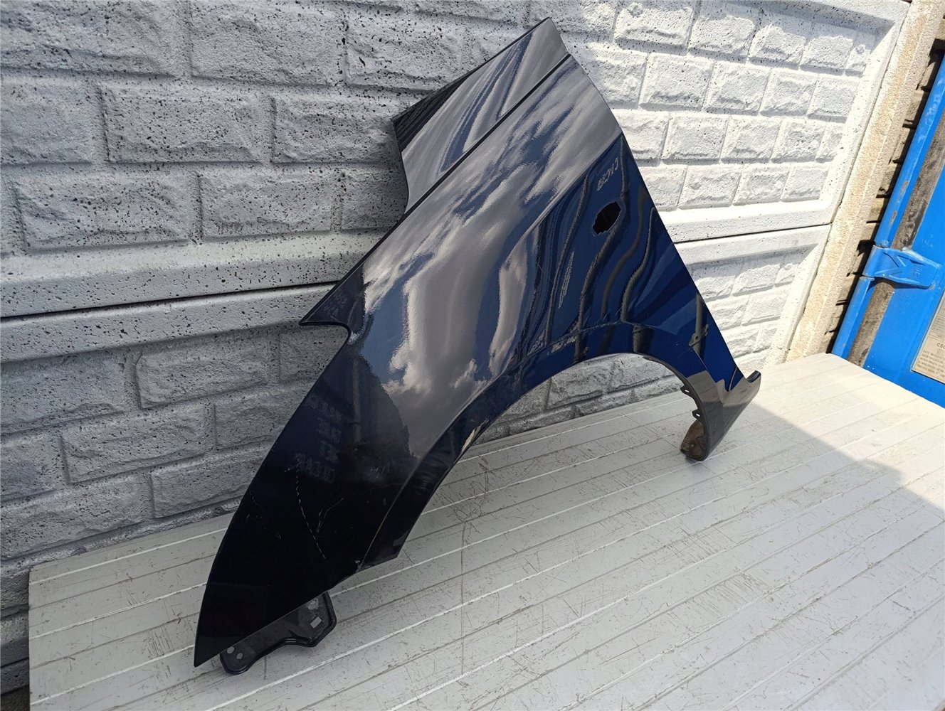 SUZUKI SWIFT Mk7 10-17 BŁOTNIK PRZEDNI LEWY ORYGINAŁ (17522936423)