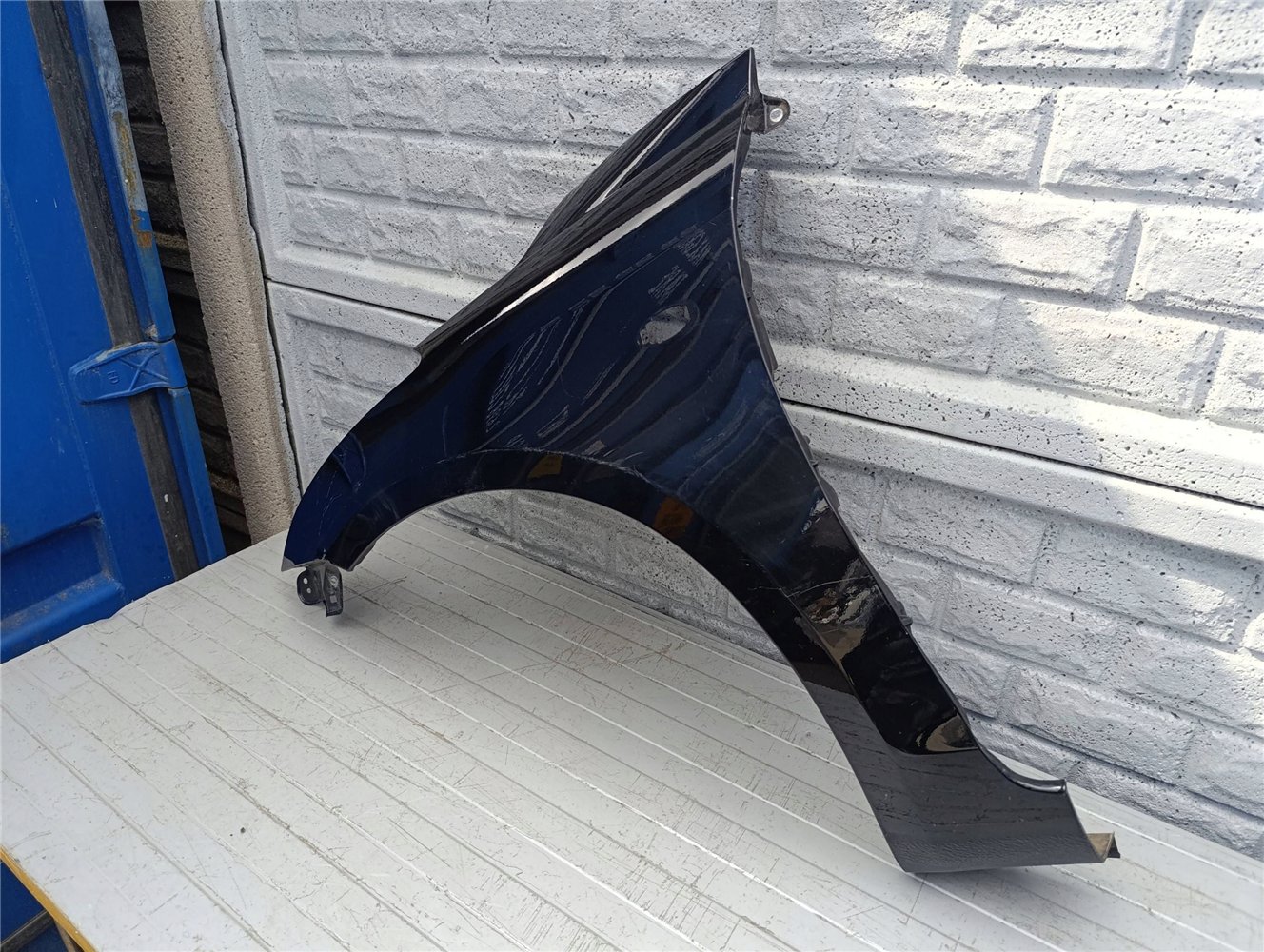 SUZUKI SWIFT Mk7 10-17 BŁOTNIK PRZEDNI LEWY ORYGINAŁ (17522936423)