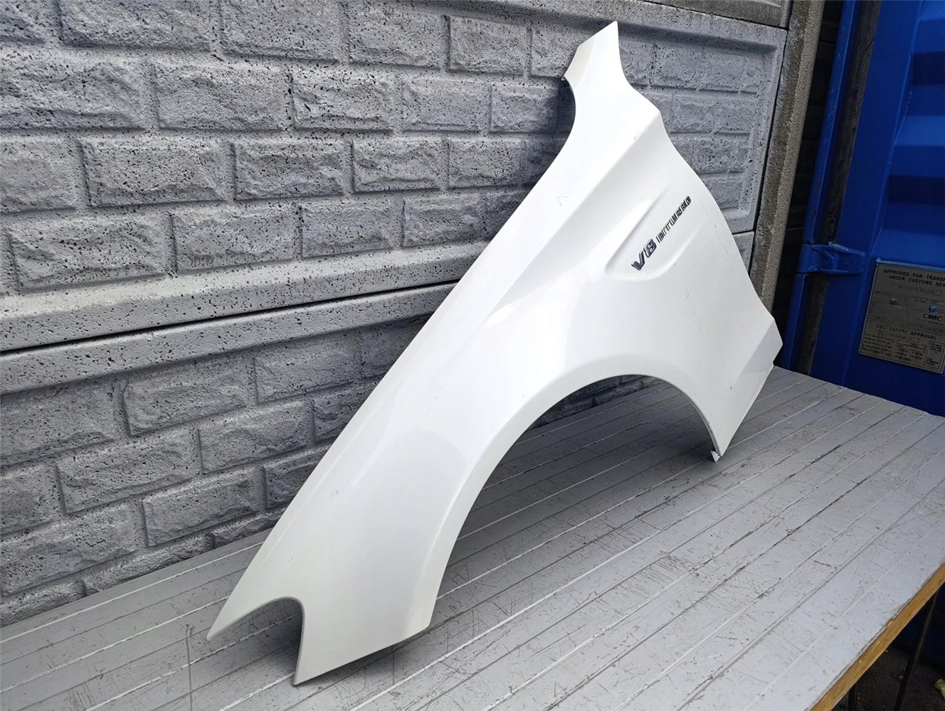 MERCEDES C KLASA W205 6,3 AMG BŁOTNIK PRAWY ORYGINAŁ (17536294578)