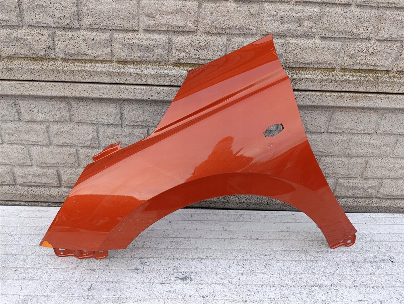 SUZUKI SWIFT Mk9 BŁOTNIK PRZEDNI LEWY ORYGINAŁ (17547321076)