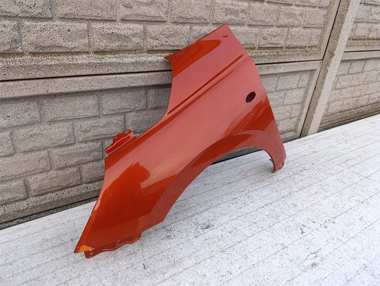 SUZUKI SWIFT Mk9 BŁOTNIK PRZEDNI LEWY ORYGINAŁ (17547321076)