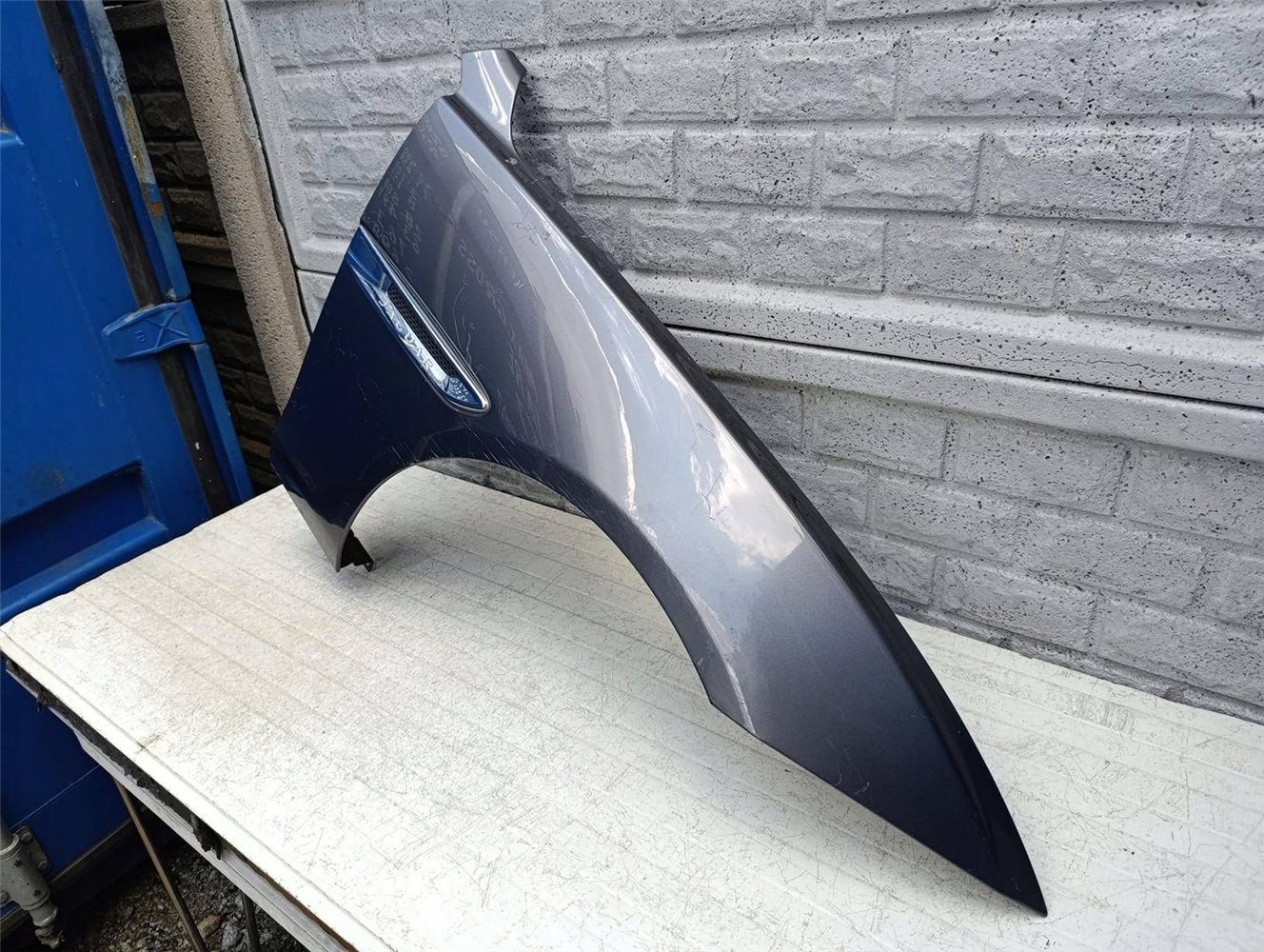 JAGUAR XE 2015-2022 BŁOTNIK PRAWY PRZEDNI ORYGINAŁ (17550040412)