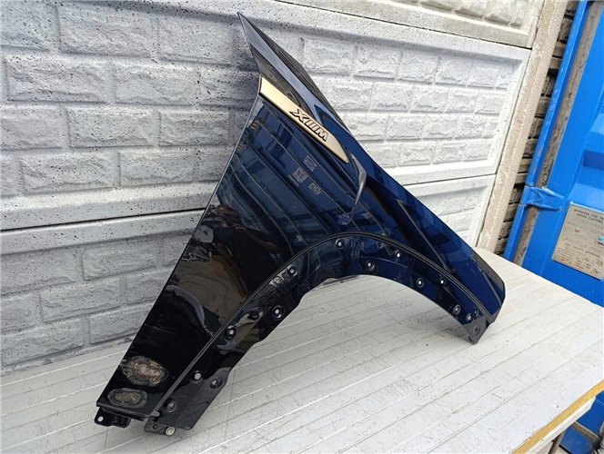 BMW XM G09 2022- BŁOTNIK PRAWY PRZÓD ORYGINAŁ (17561509199)