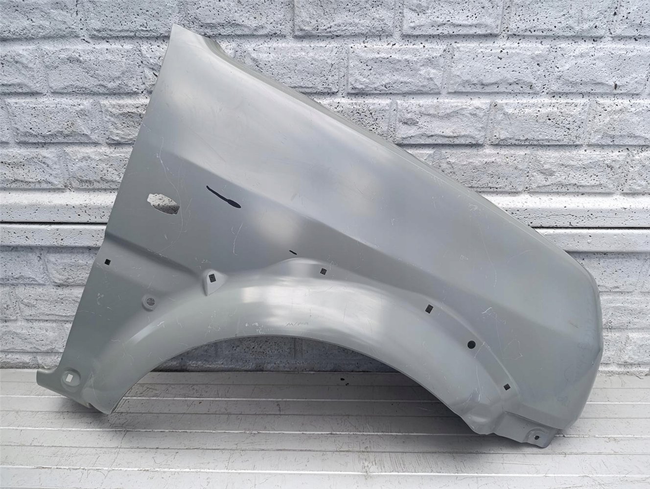 SUZUKI JIMNY 12-18 LIFT BŁOTNIK PRZÓD PRZEDNI LEWY NOWY ORGINAŁ ORYGINAŁ (17561547210)