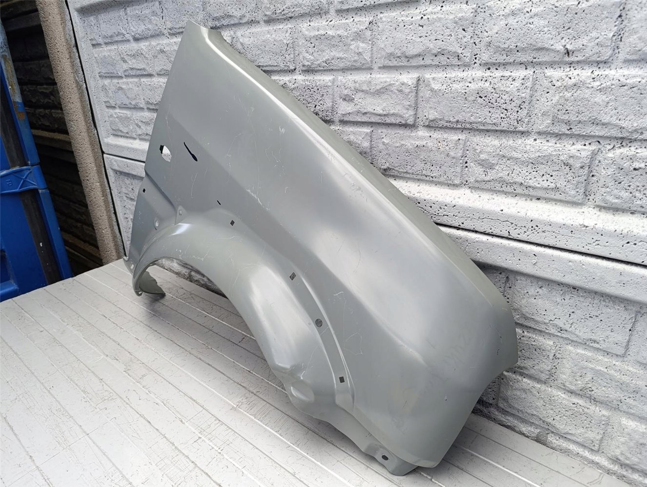 SUZUKI JIMNY 12-18 LIFT BŁOTNIK PRZÓD PRZEDNI LEWY NOWY ORGINAŁ ORYGINAŁ (17561547210)