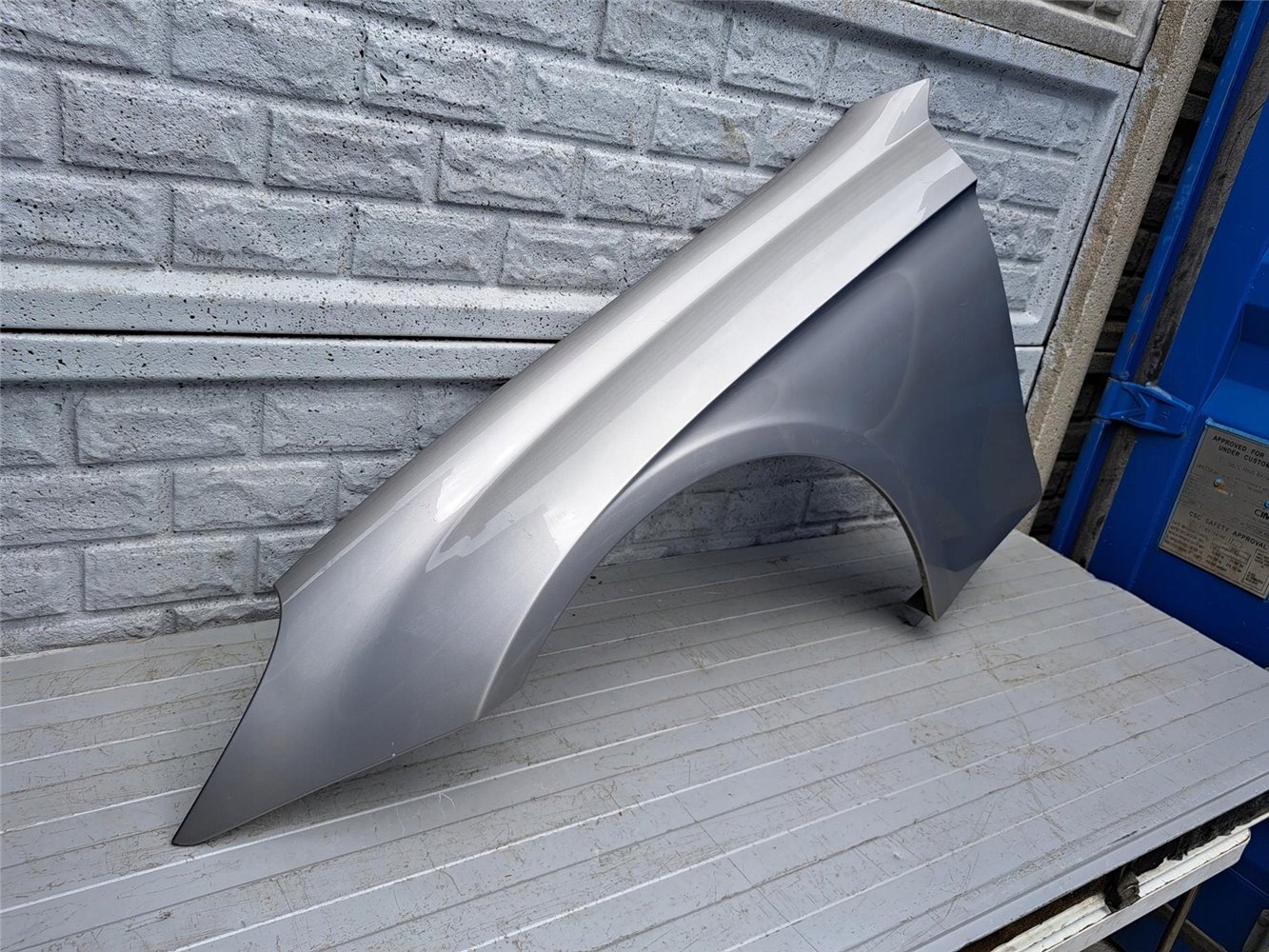 MERCEDES CLS W219 BŁOTNIK LEWY ORYGINAŁ (17567155540)