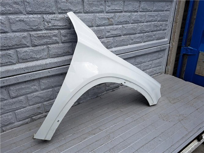 MERCEDES GLA W 156 W156 BŁOTNIK PRZEDNI PRAWY ORYGINAŁ (17567158430)